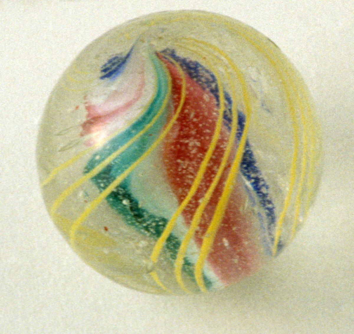 1965.1290.021 Glass marble