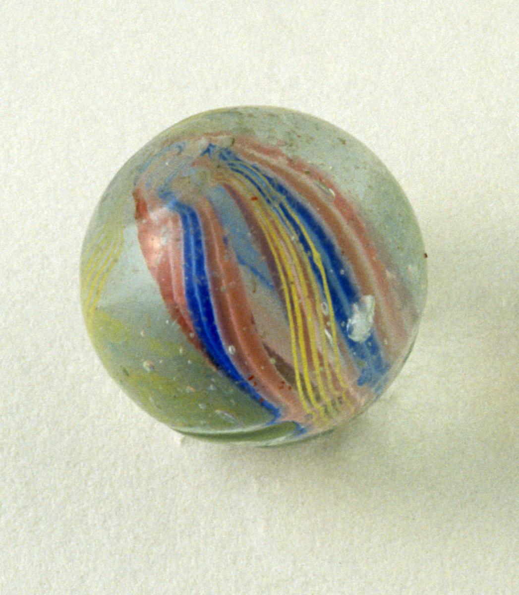 1965.1290.027 Glass marble