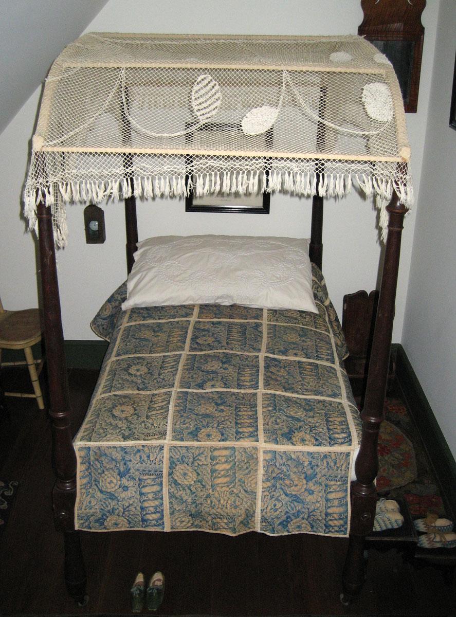1964.0891 tester, 1969.3569 pillow, and 1966.0085 quilt on 1955.0801 bed view 3