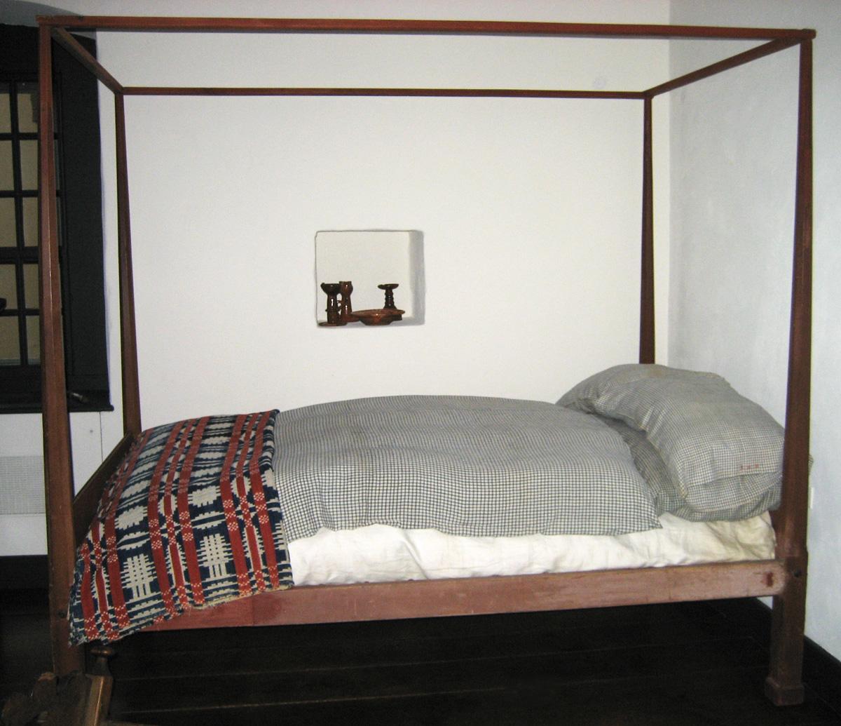 2000.0008 coverlet on 1955.0802 bed view 1
