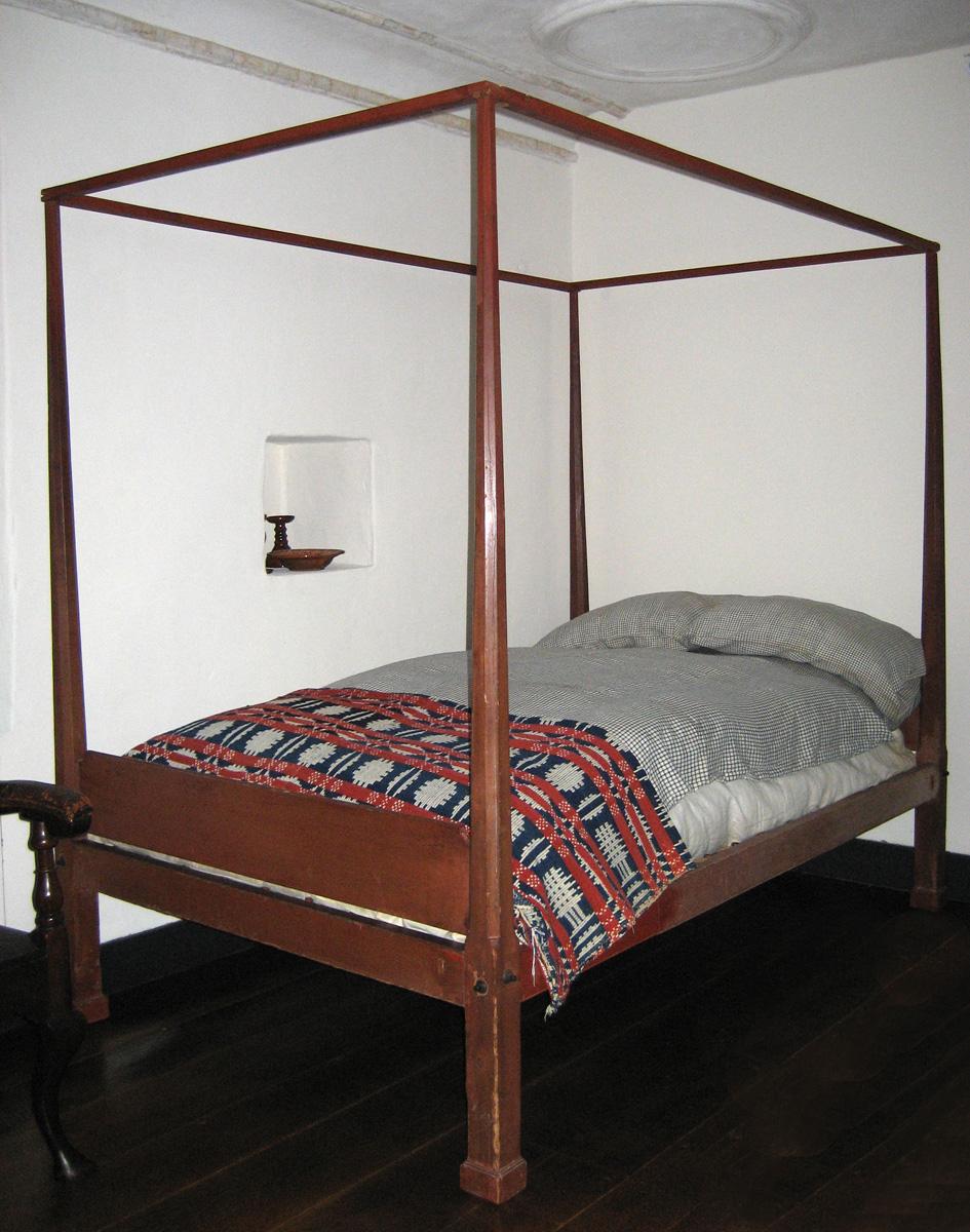 2000.0008 coverlet on 1955.0802 bed view 2