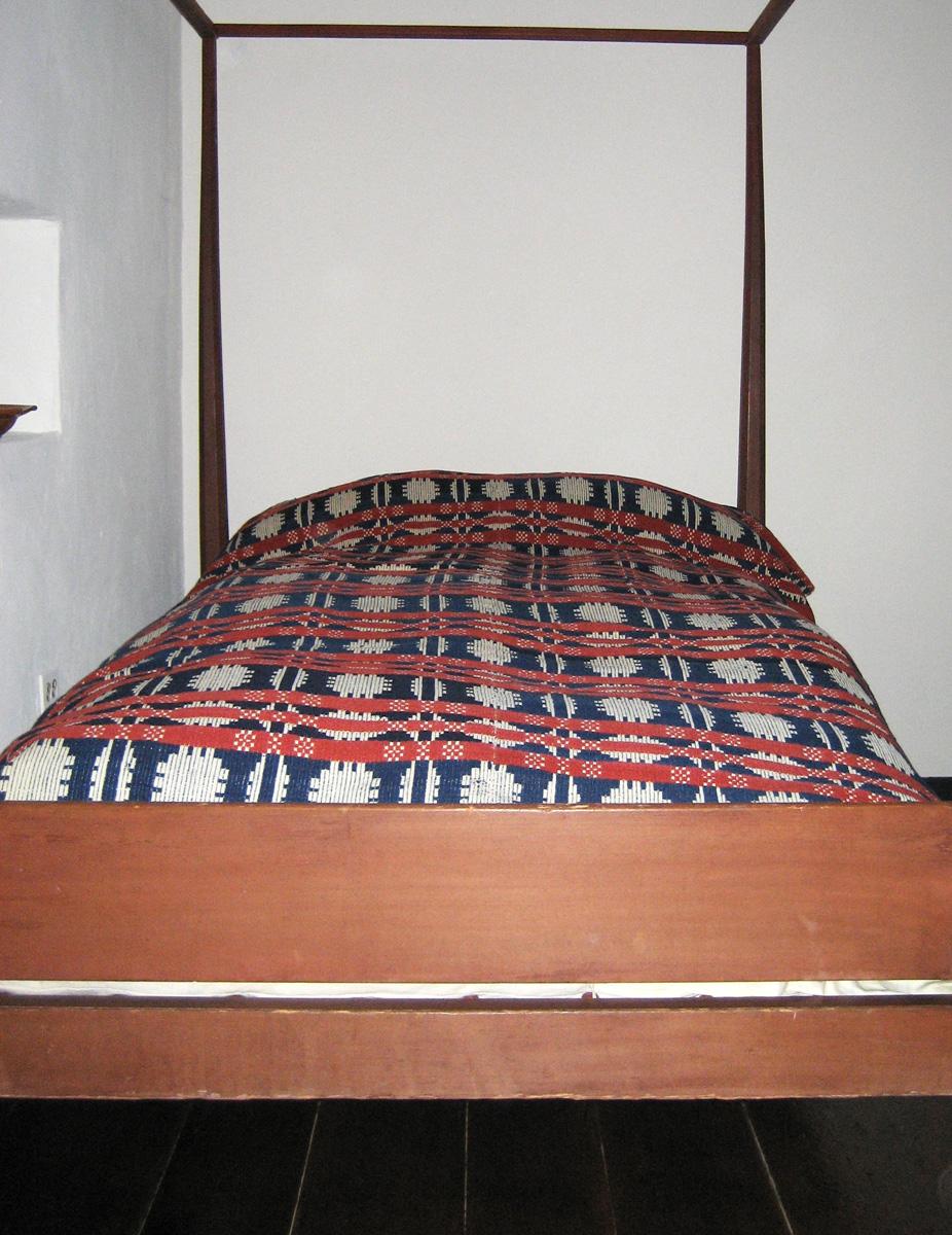 2000.0008 coverlet on 1955.0802 bed view 3