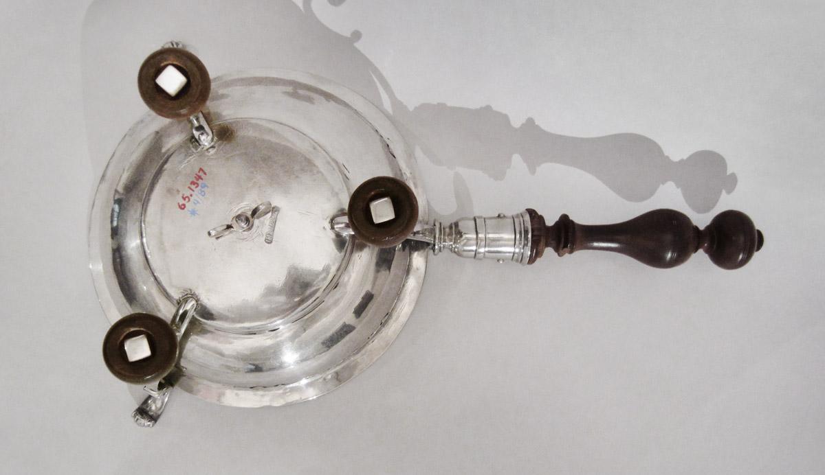 1966.1347 Chafing dish, underside