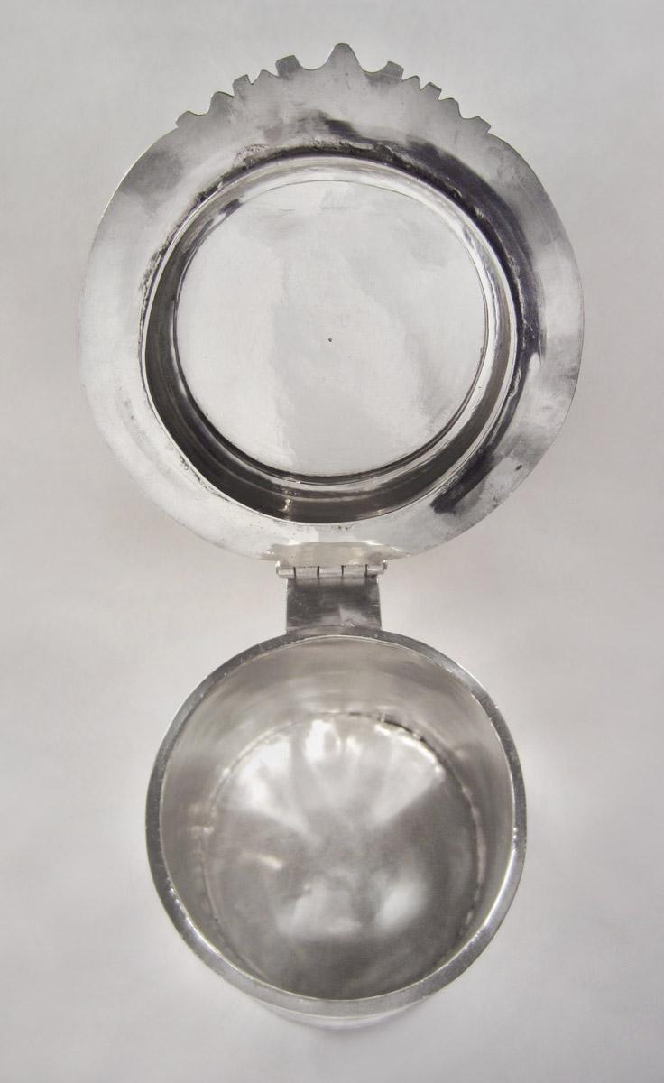 1965.1355 Tankard, interior