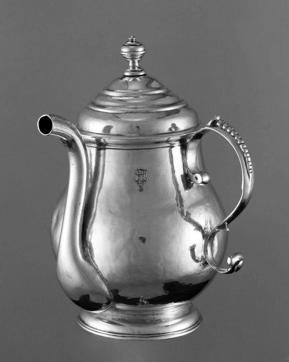 1965.1358 Silver spout cup