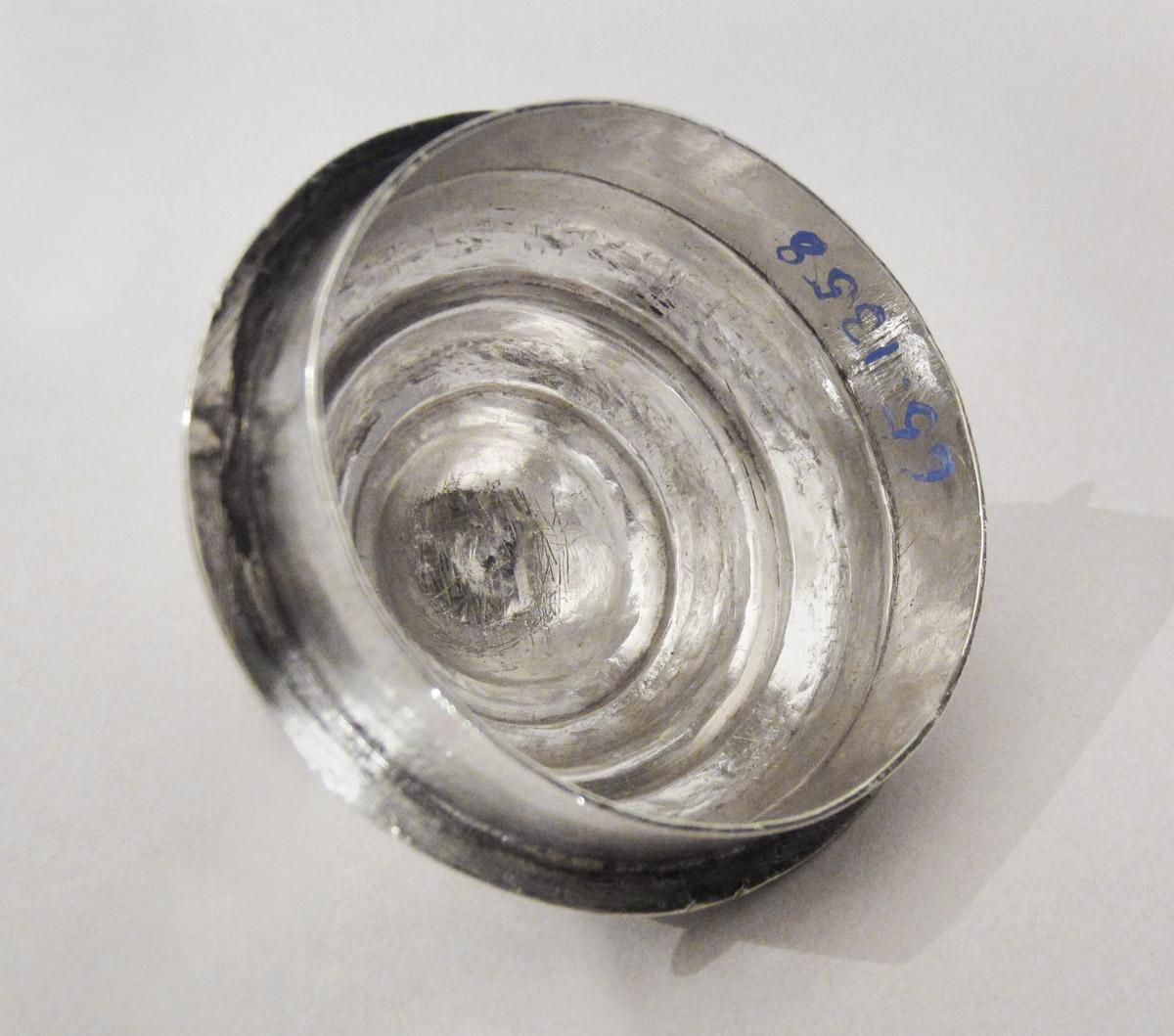 1965.1358 B Spout cup, lid, underside