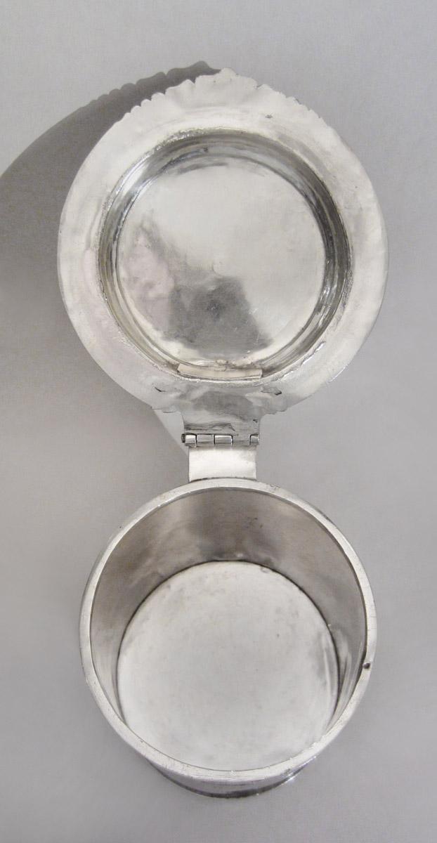 1965.1362 Tankard, interior
