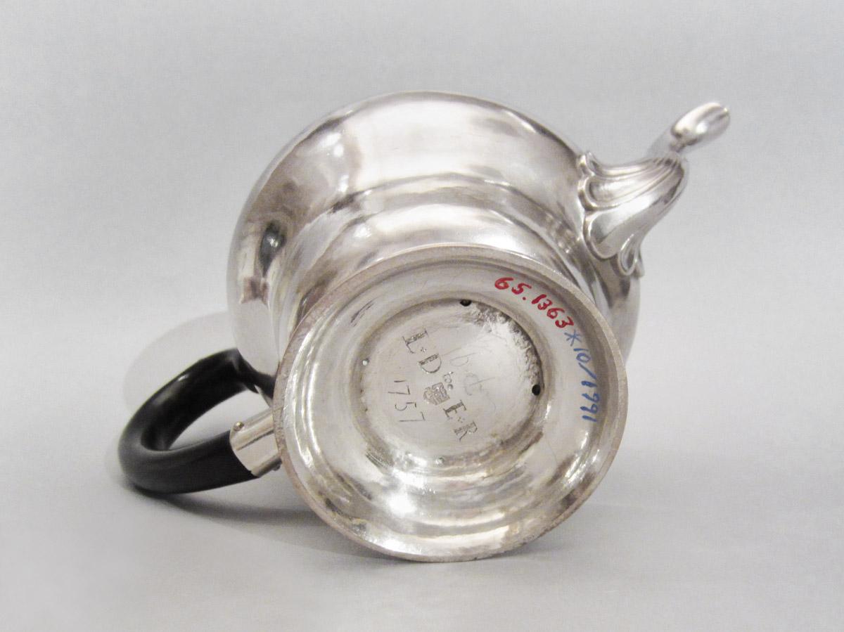 1965.1363 Teapot, underside
