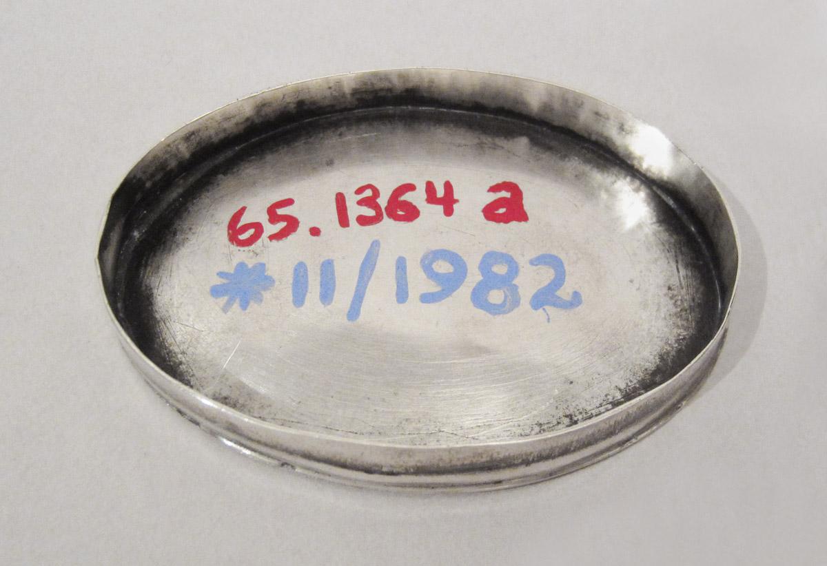 1965.1364 A Snuff box, interior