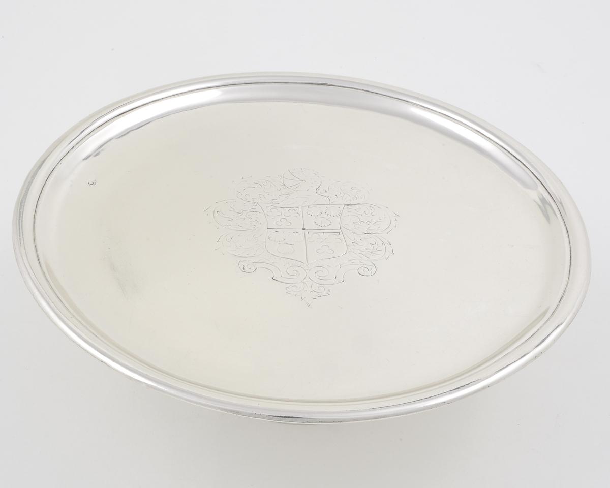 1965.1372 Salver, upper surface