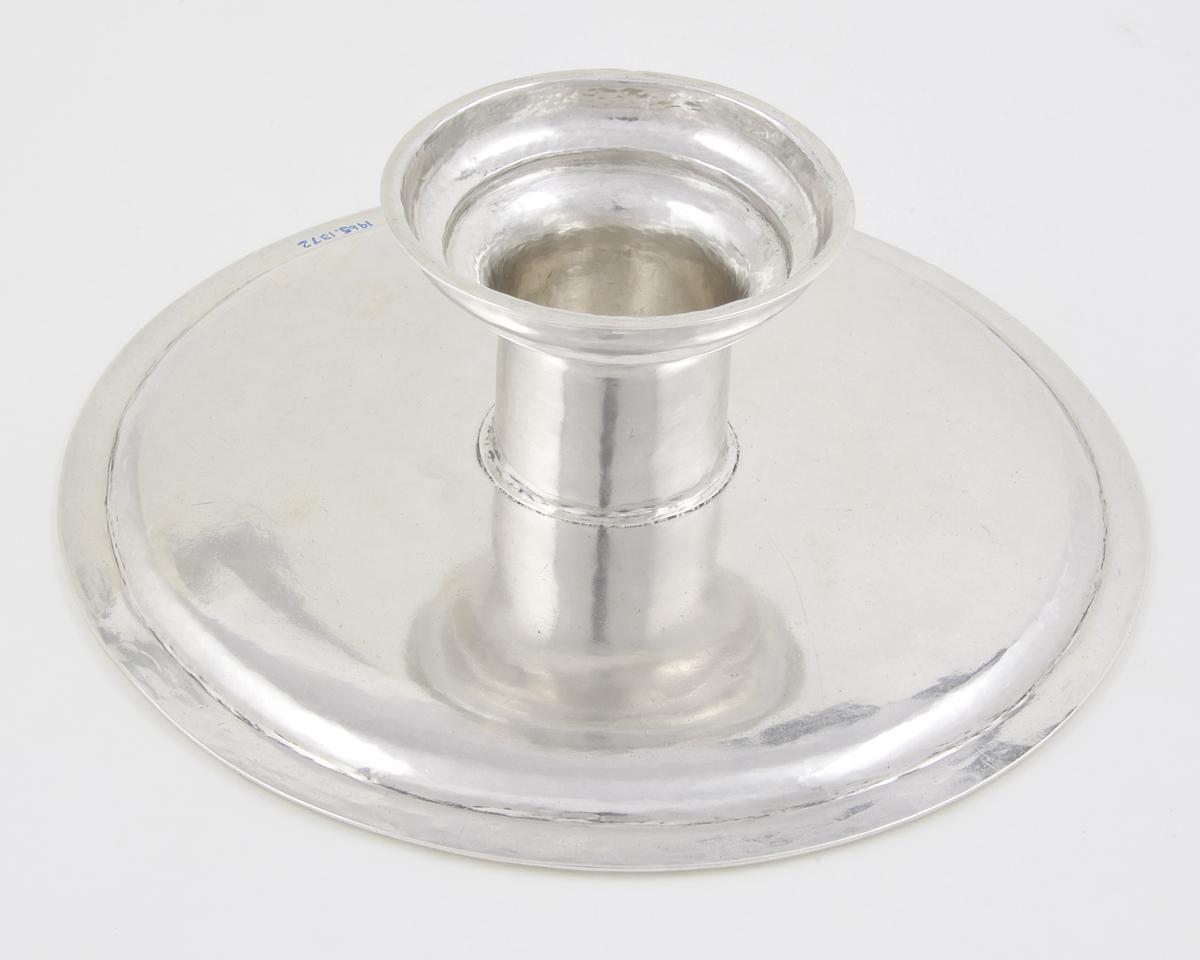 1965.1372 Salver, underside