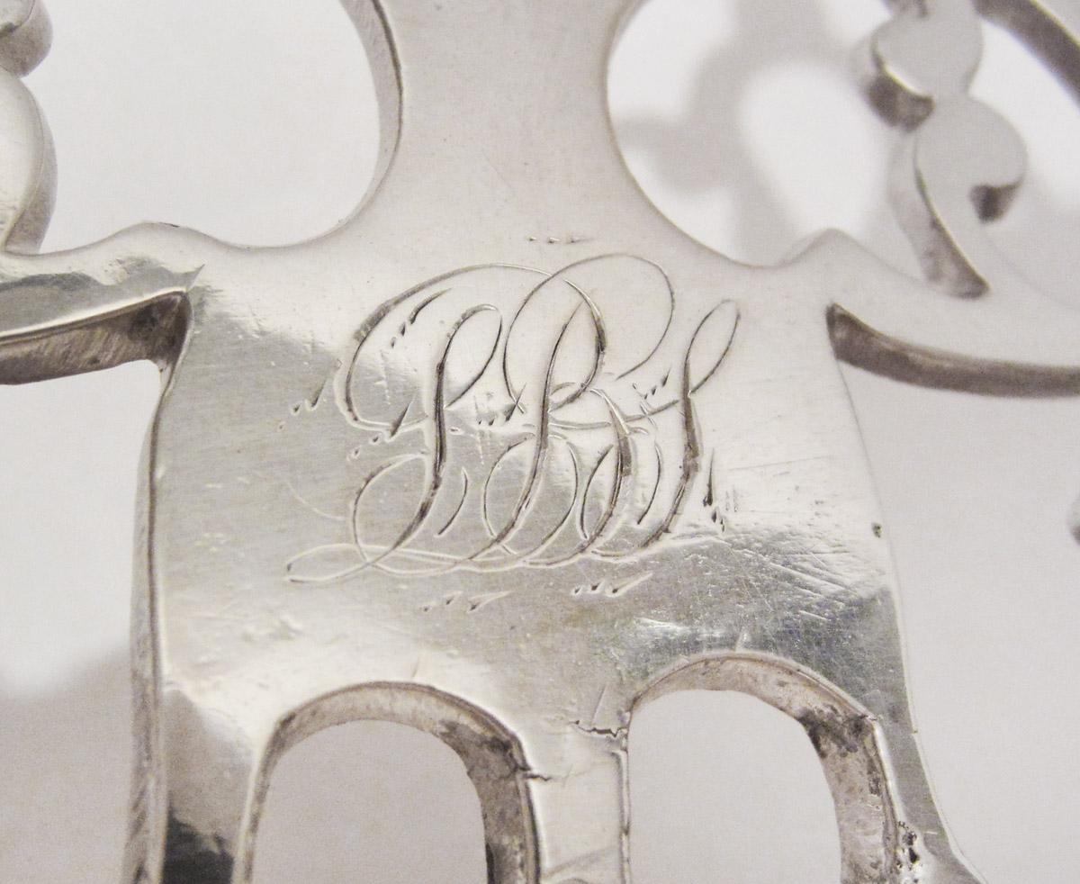 1965.1377 Porringer, engraving 1