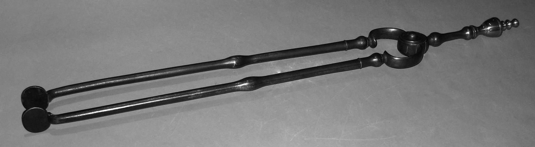 1956.0002.002 Tongs