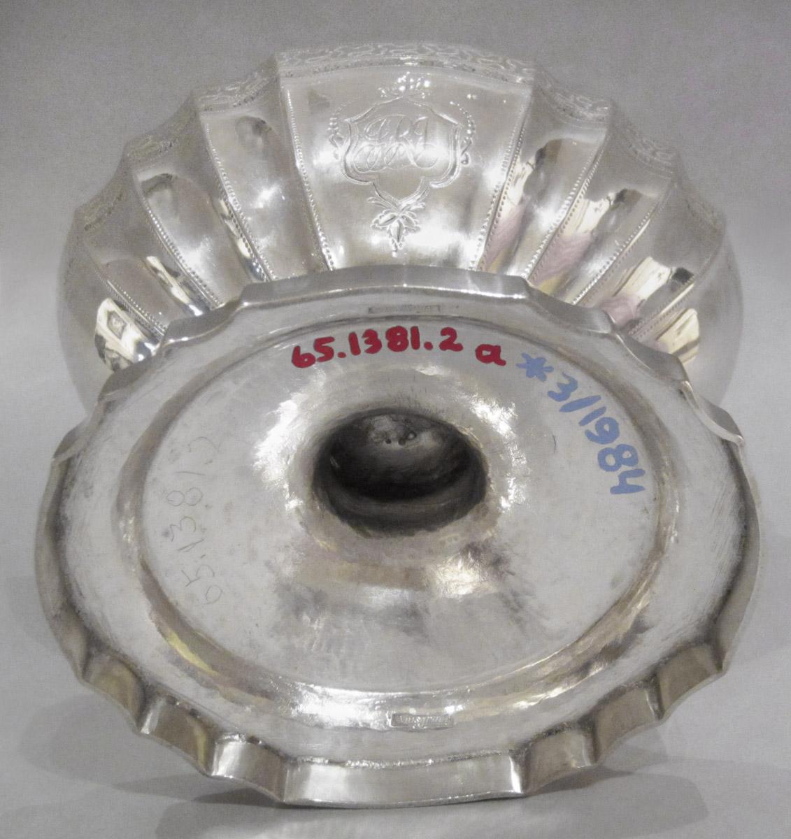 1965.1381.002  A Sugar bowl, underside