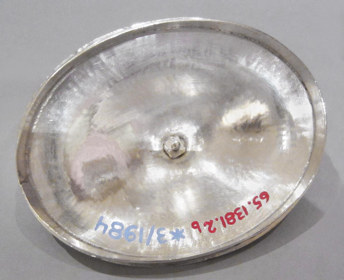 1965.1381.002  B Sugar bowl, lid, underside