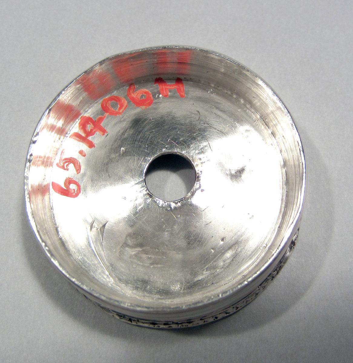 1965.1406 H Silver Inkstand cap underside