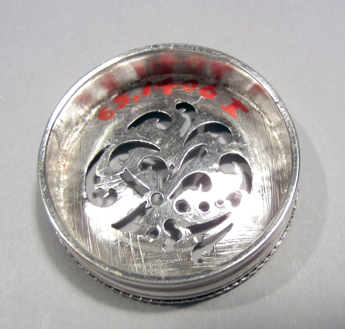 1965.1406 I Silver Inkstand cap underside