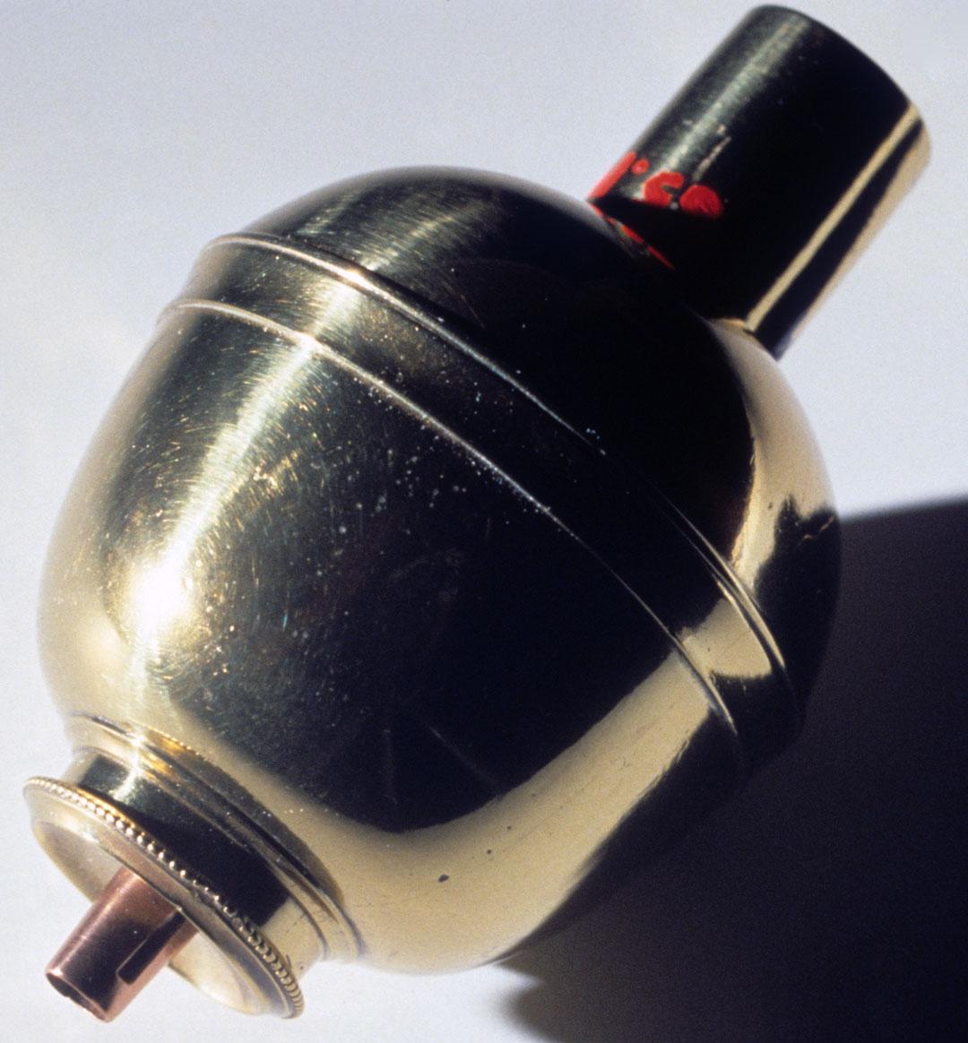 1965.1440.001, 1965.1440.002 Peg Lamp, Candlestick lamp studio