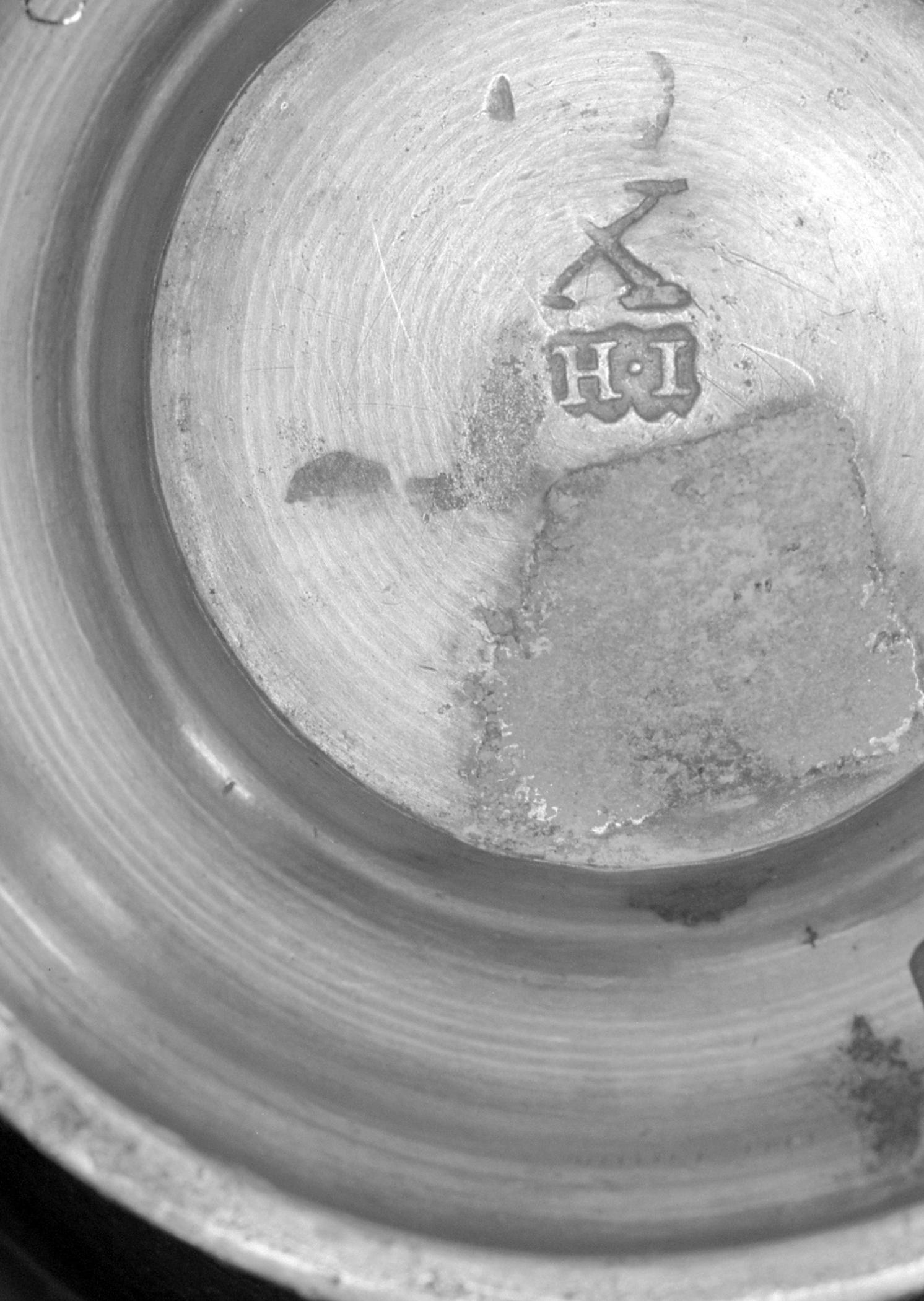 1965.1450.001 Pewter sauceboats (mark)