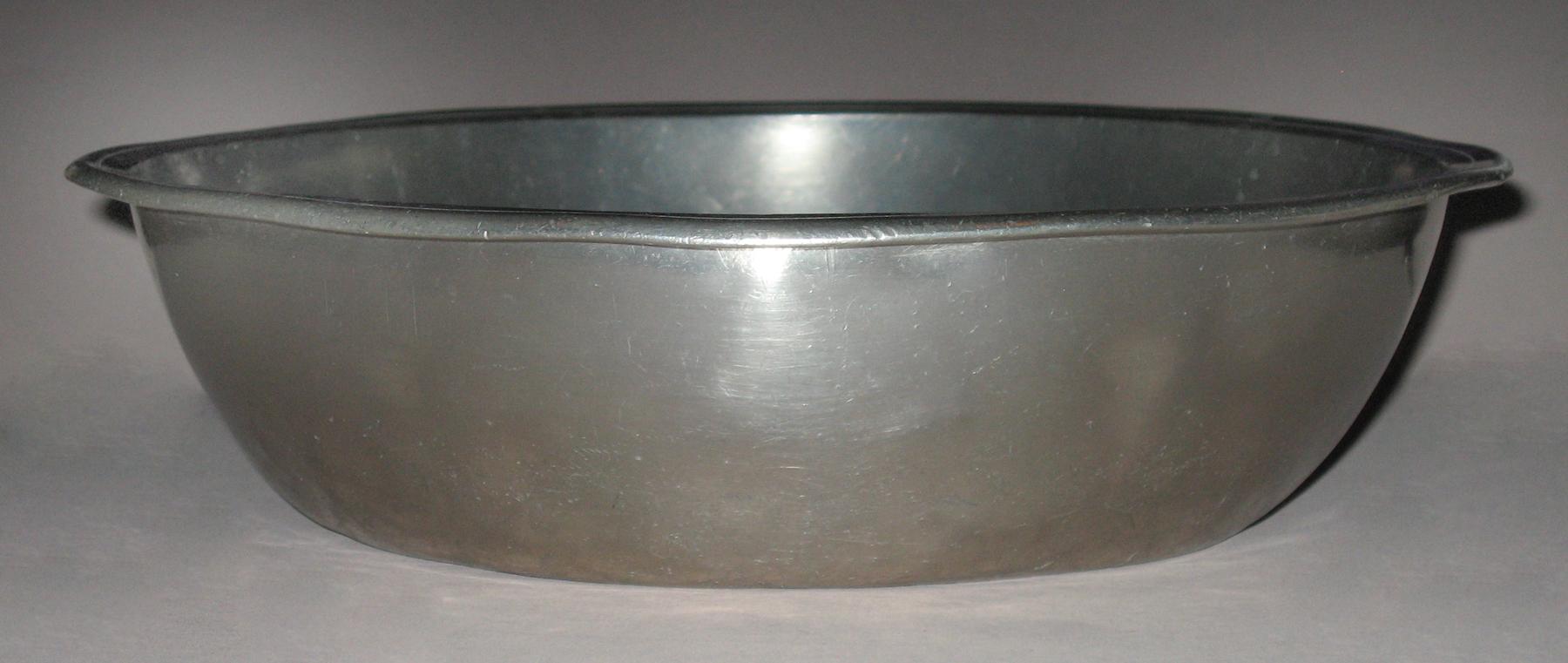 1965.1451 Pewter basin (profile)