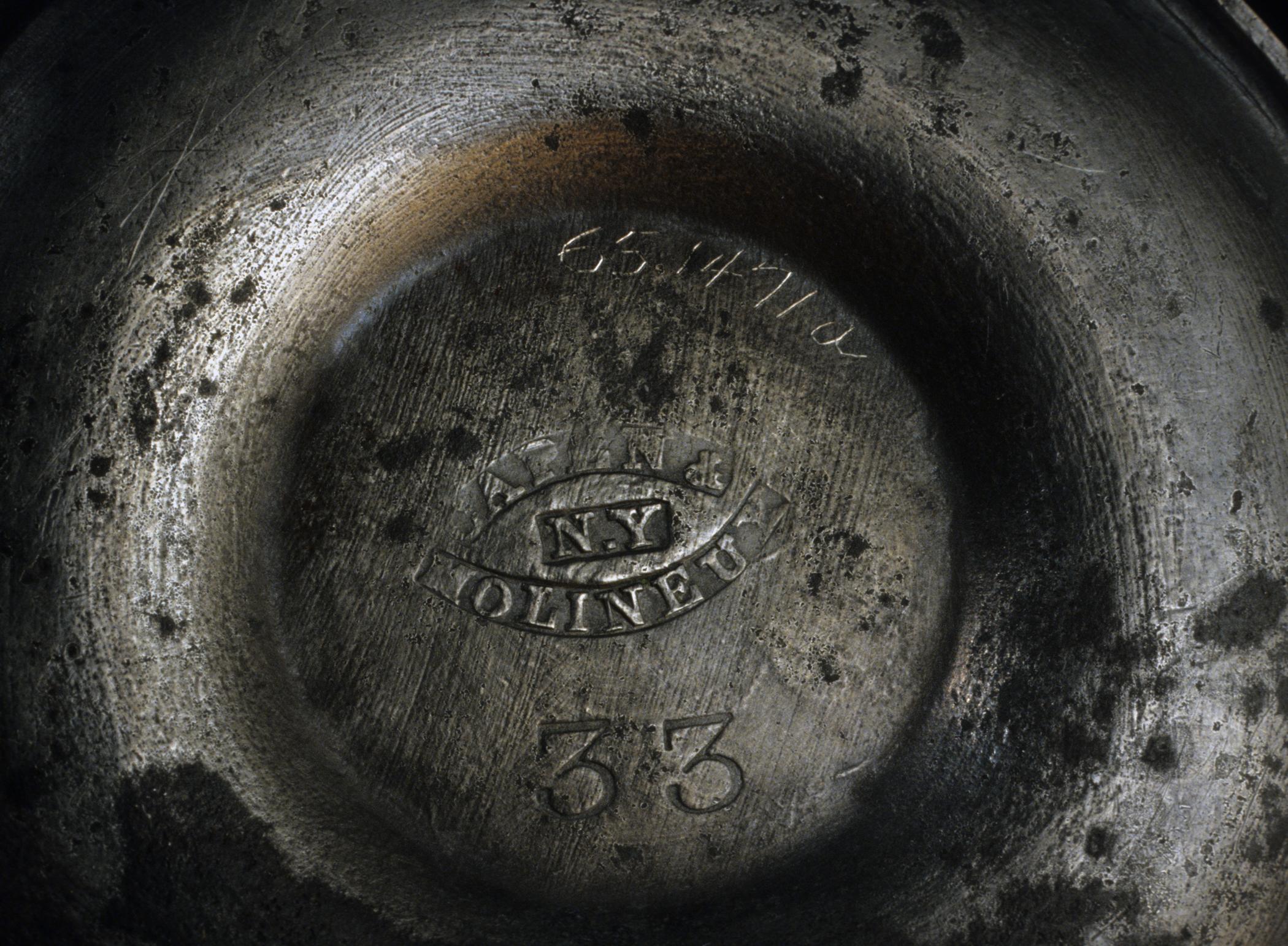 1965.1471 Britannia lamp (marks)