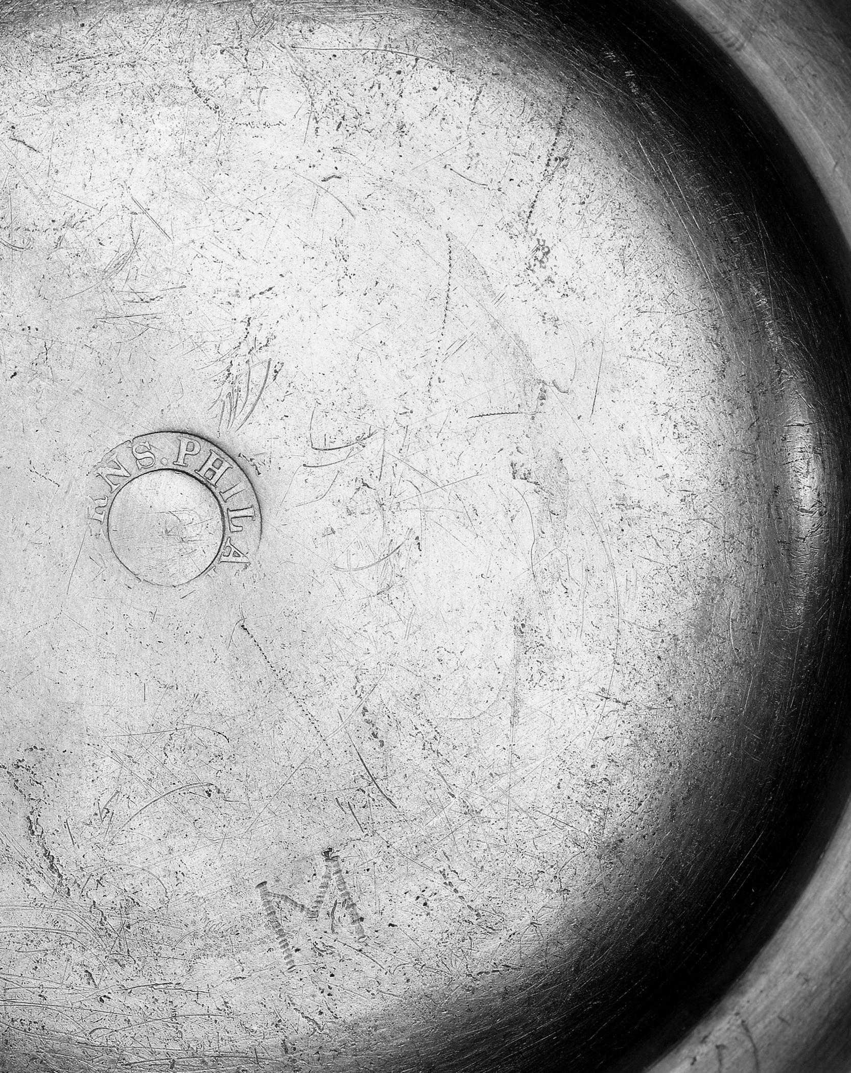 1965.1472 Pewter plate (mark)