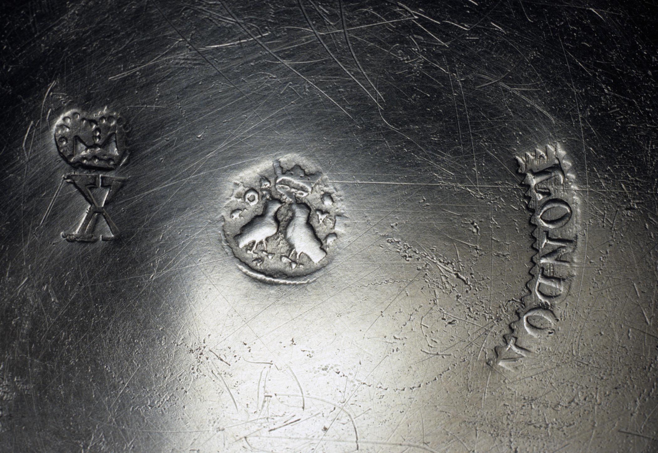 1965.1473 Pewter plate (marks)