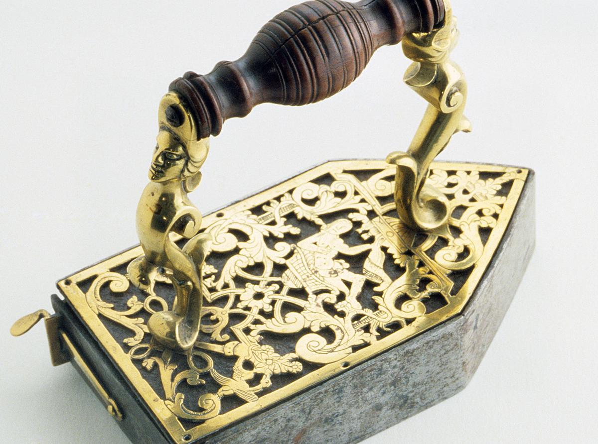 1965.1479 Box Iron