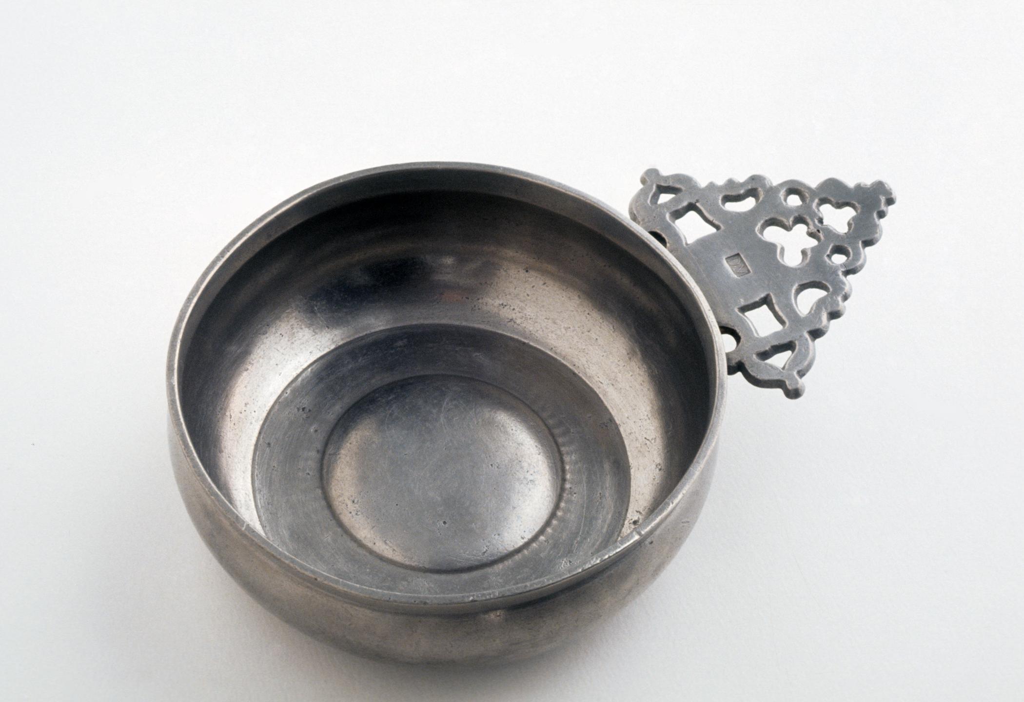 1956.0009.001 Pewter porringer
