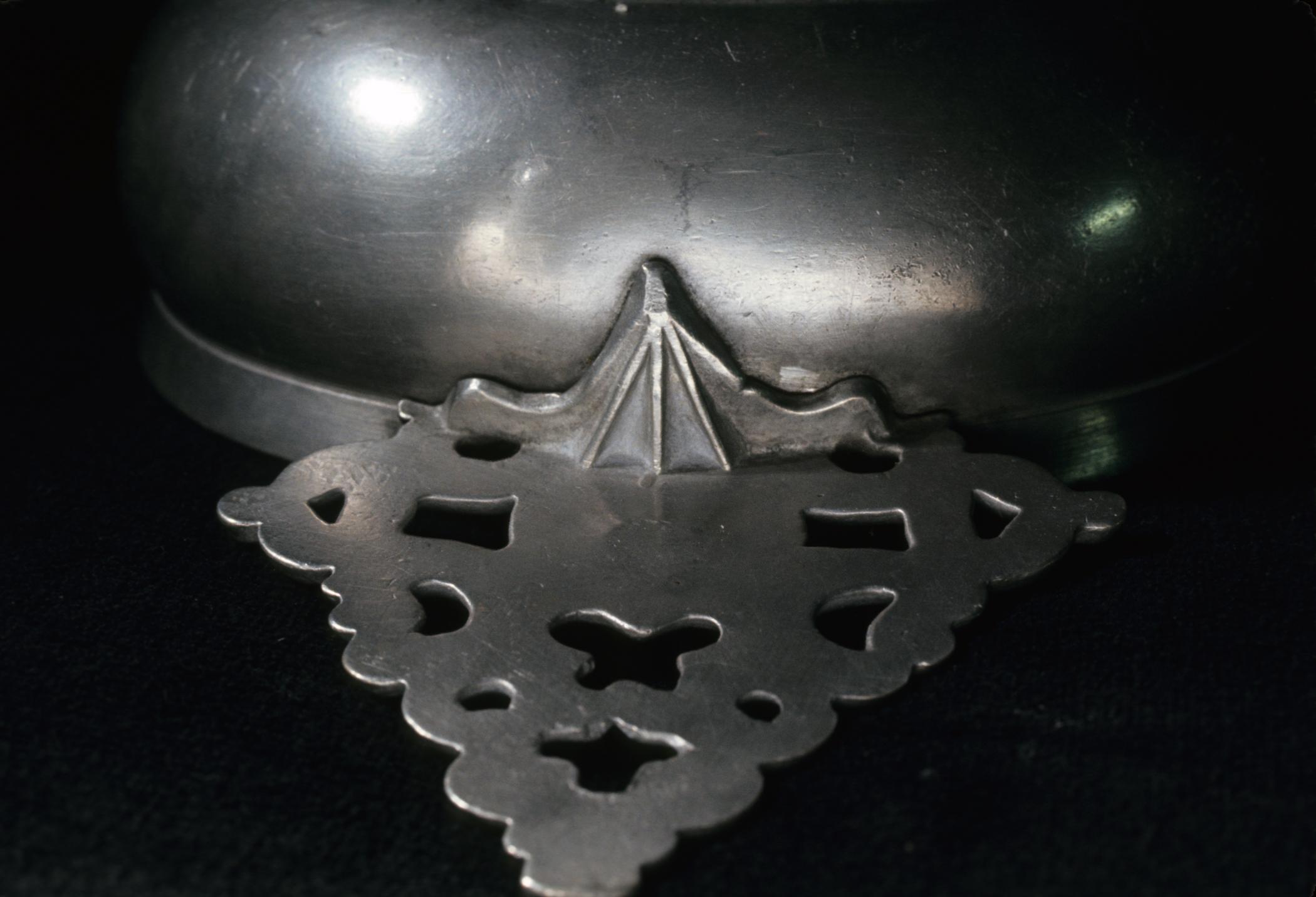 1956.0009.001 Pewter porringer (detail)
