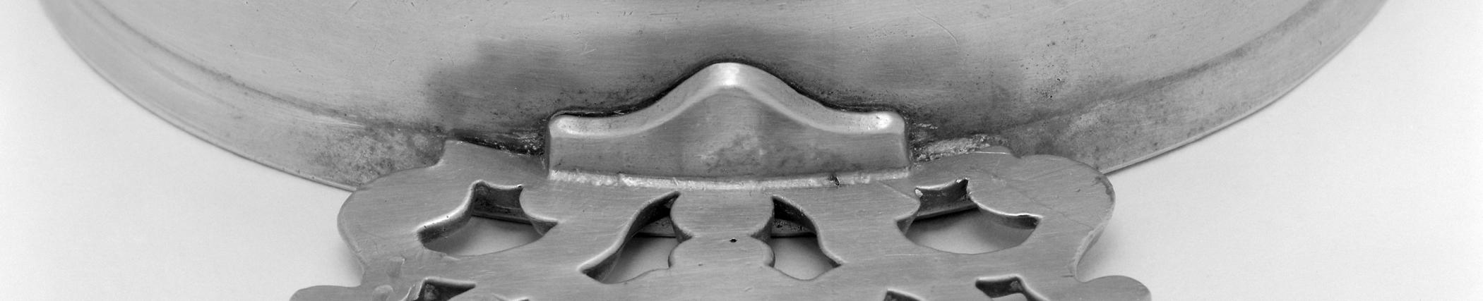 1956.0009.001 Pewter porringer (detail 3)