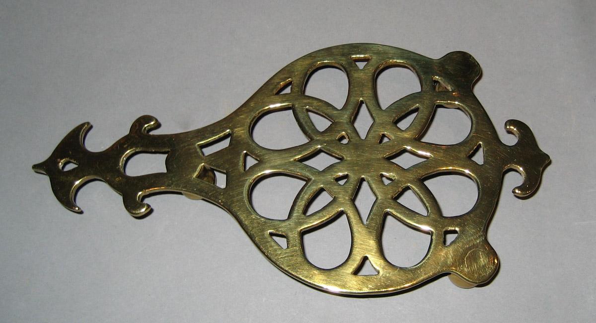 1965.1482.001 Trivet