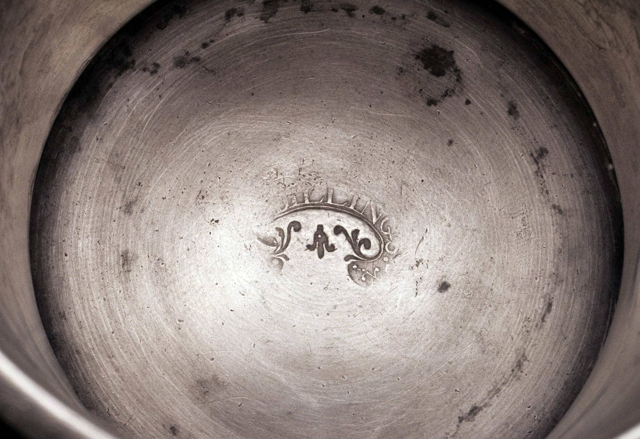 1956.0009.002 Pewter mug (mark)