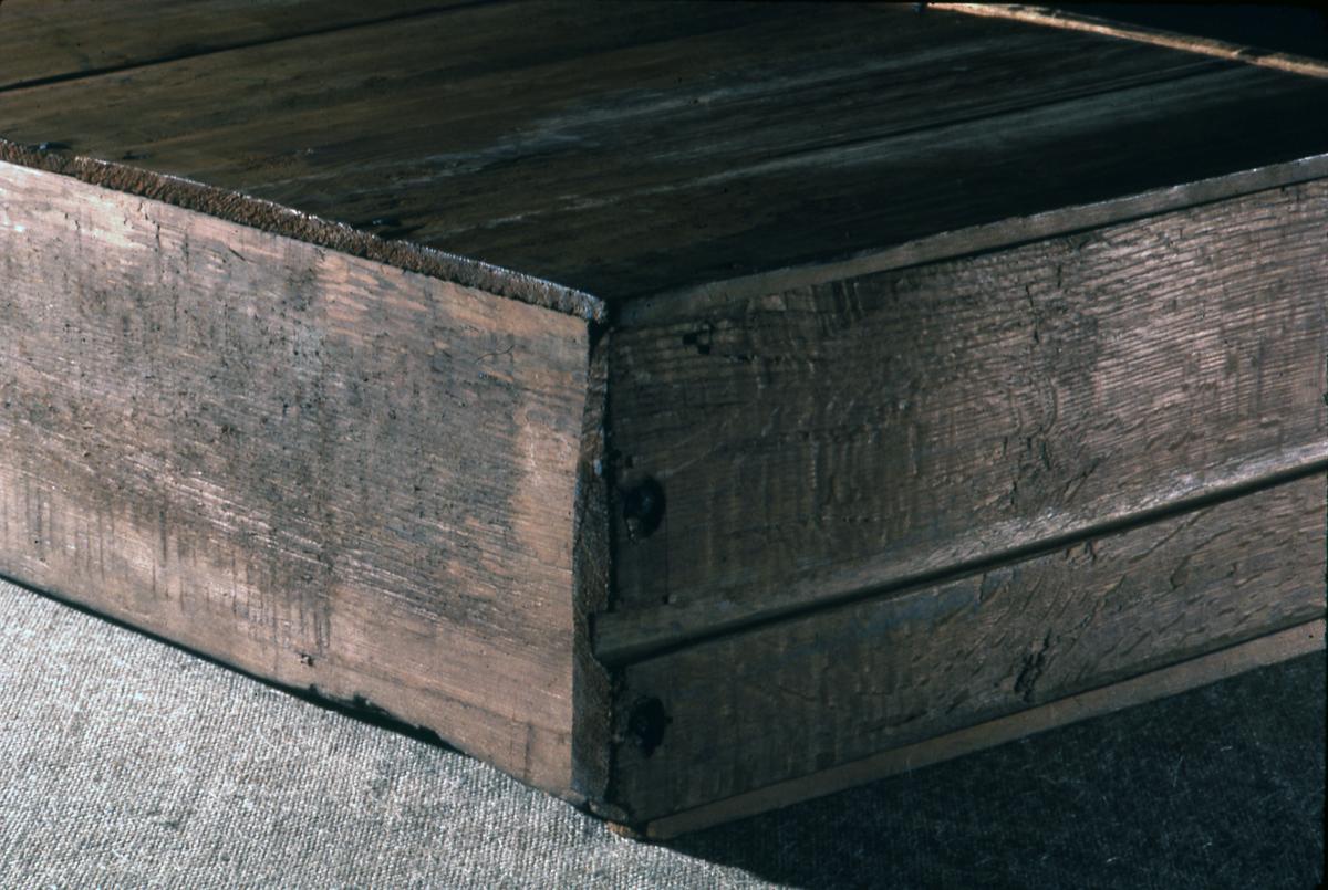1956.0010.003 Chest of drawers (detail 3)
