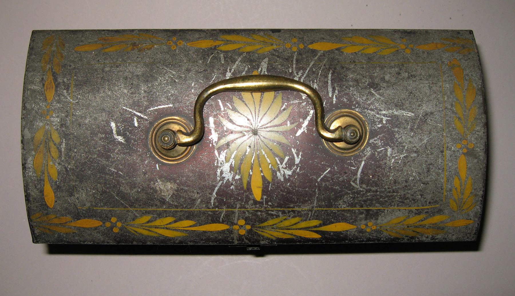 1965.1511 Trunk view of lid