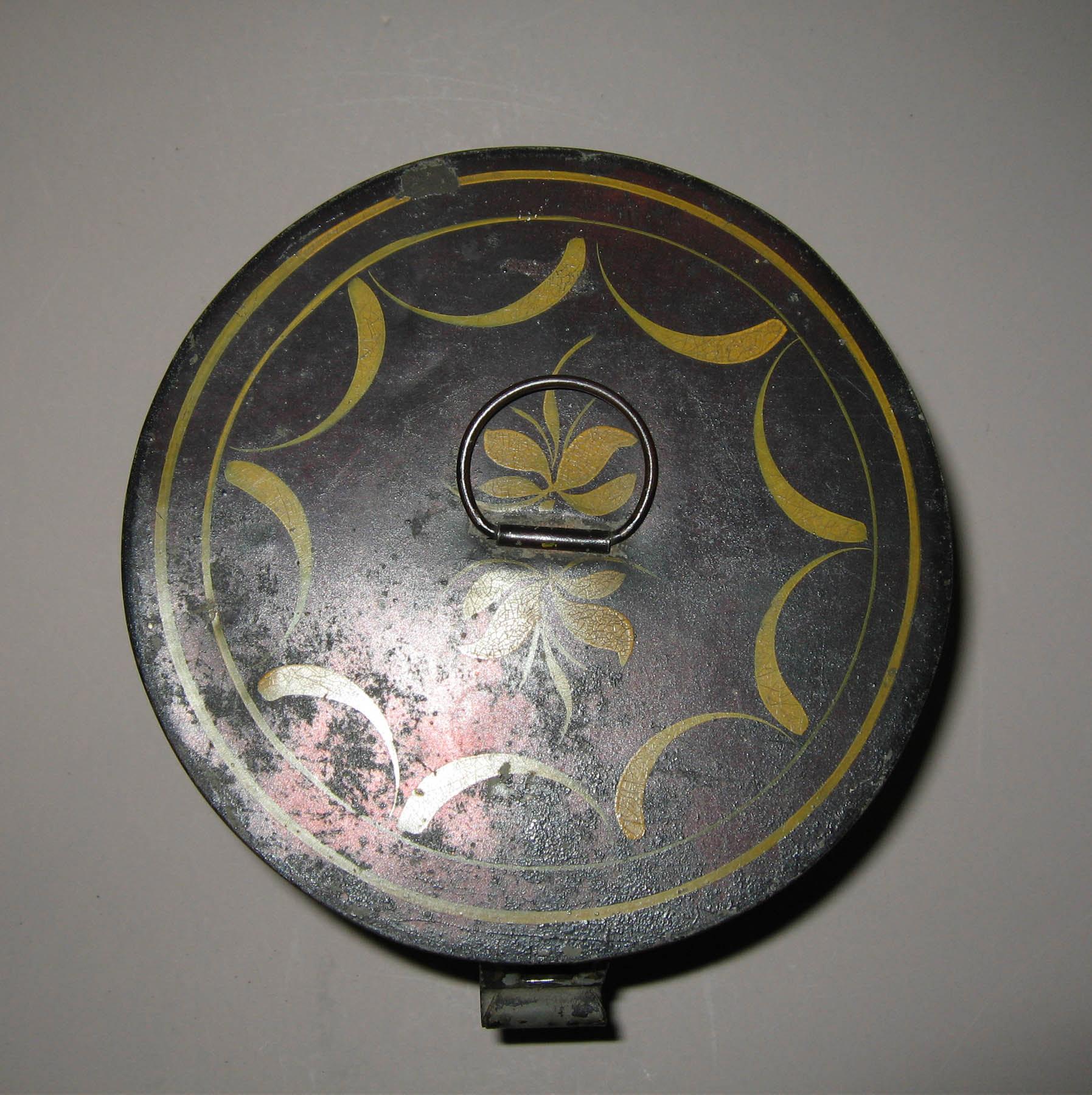 1965.1517 Box lid view