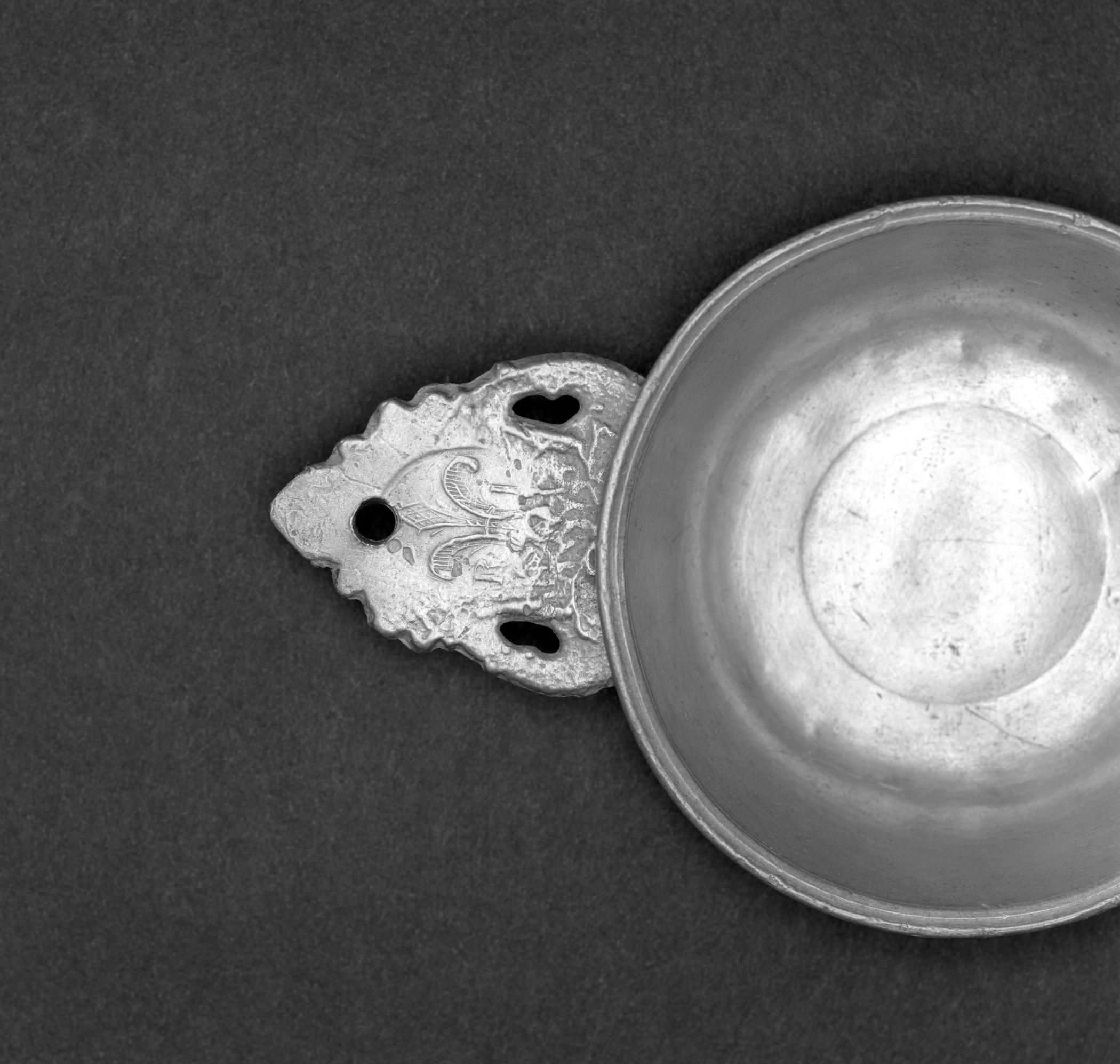 1965.1530 Pewter porringer (mark)