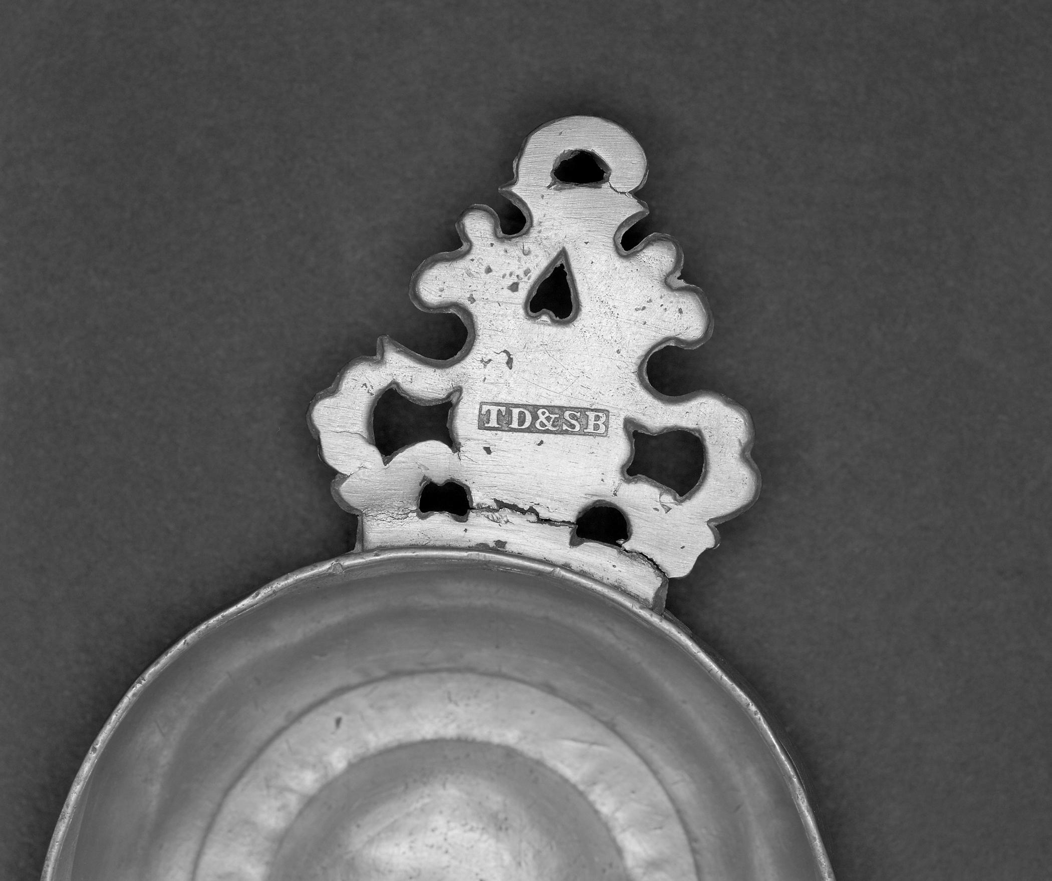 1965.1532 Pewter porringer (mark)