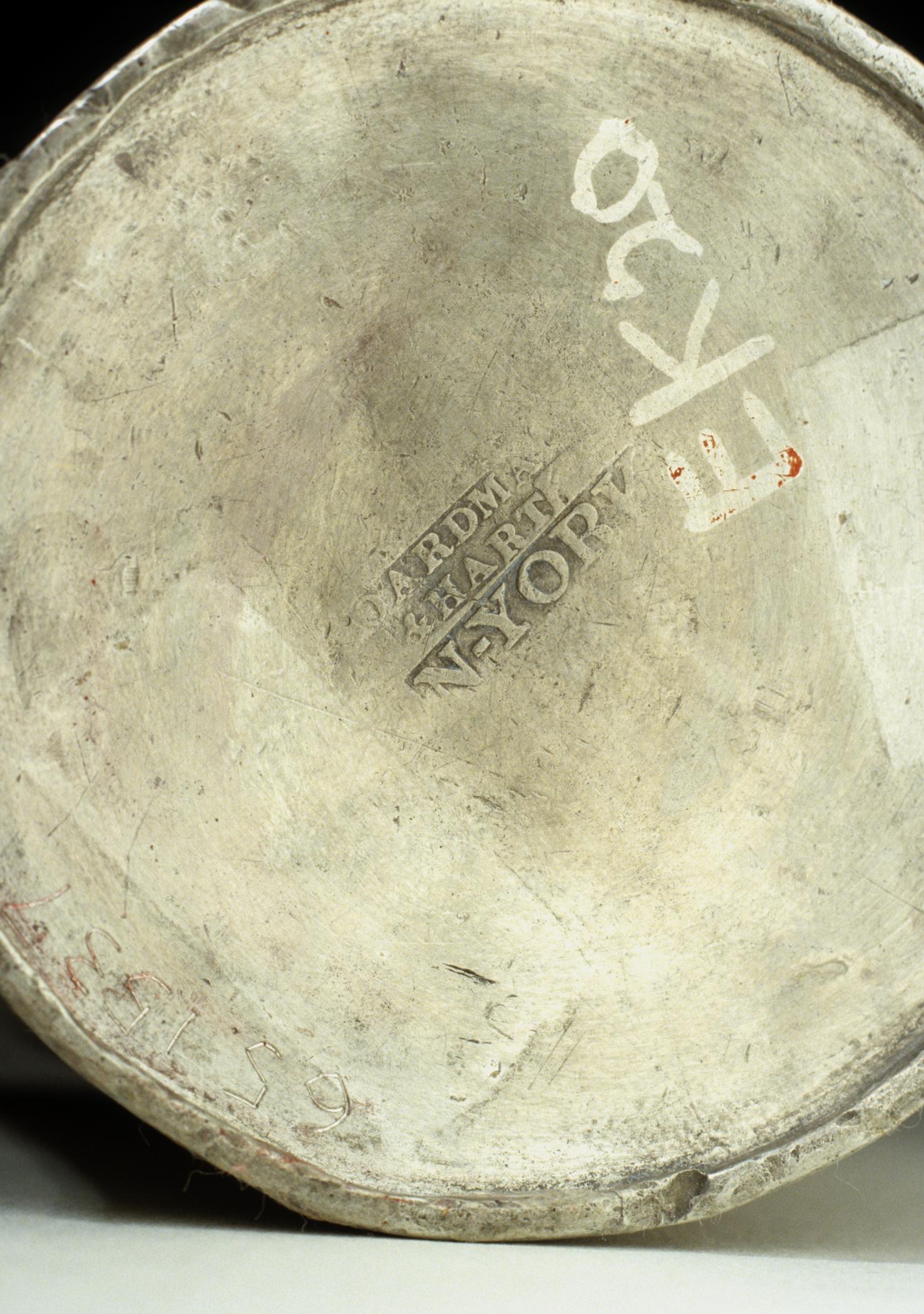 1965.1537 Pewter beaker (mark)