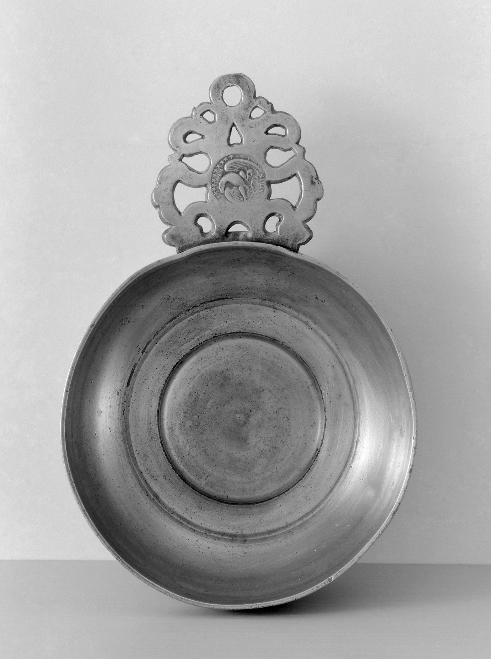 1965.1540 Pewter porringer