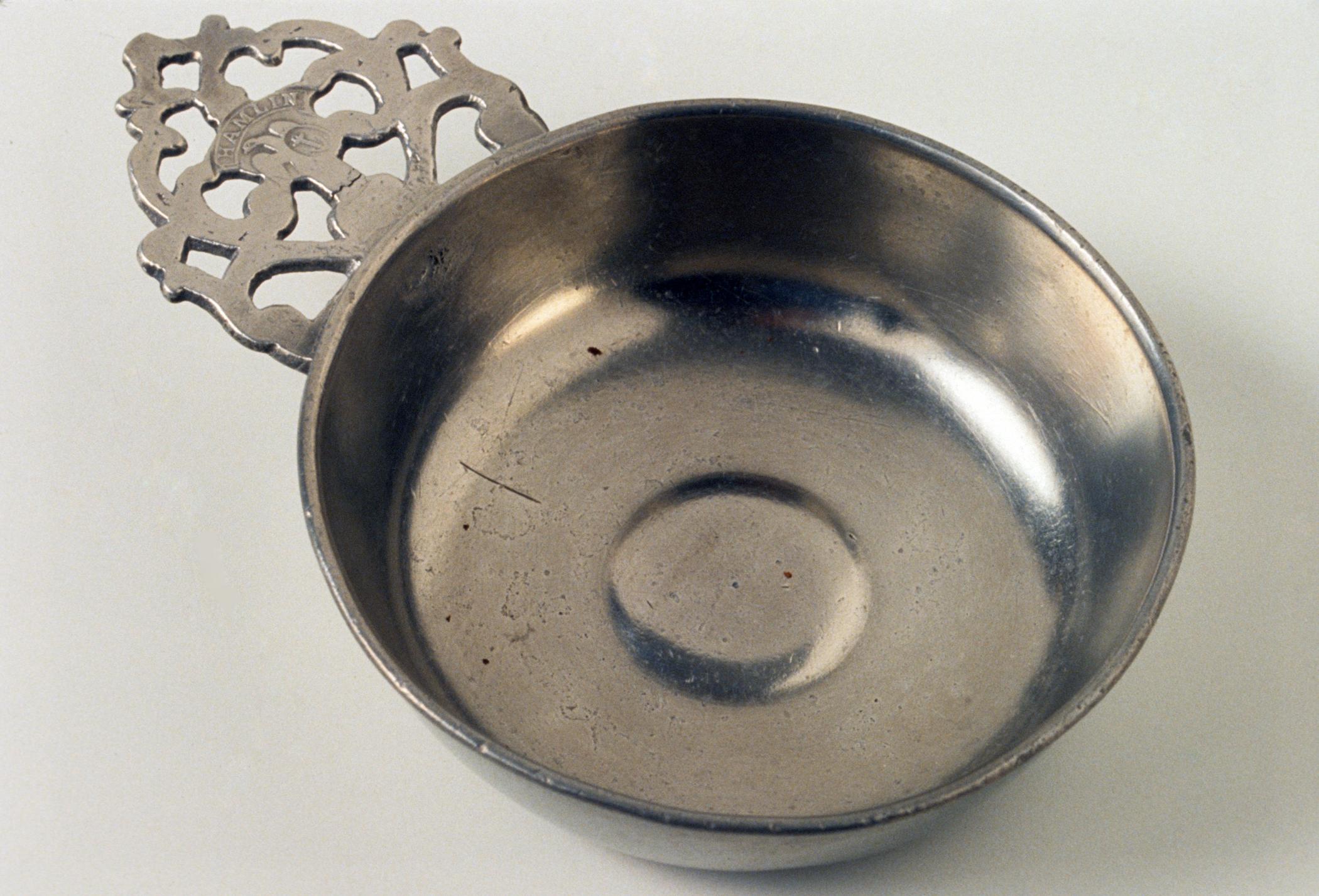 1965.1541 Pewter porringer