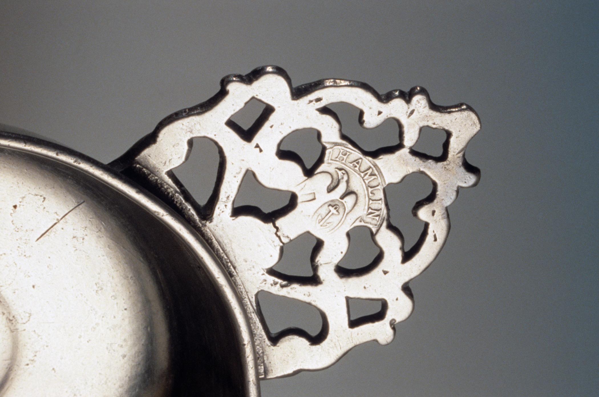 1965.1541 Pewter porringer (mark)