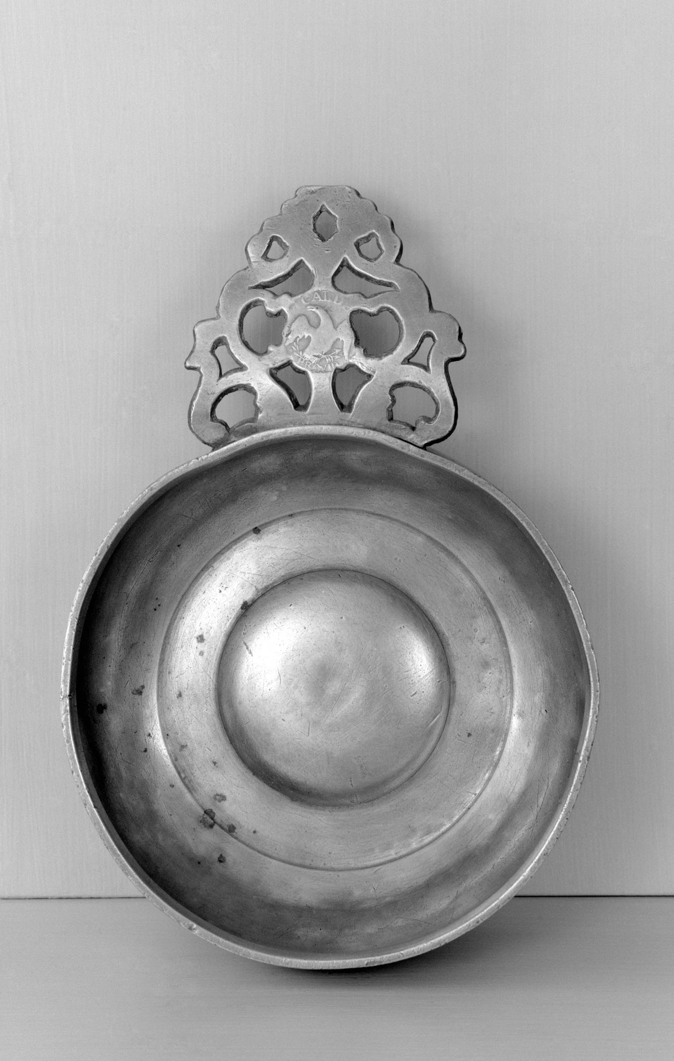 1965.1542 Pewter porringer