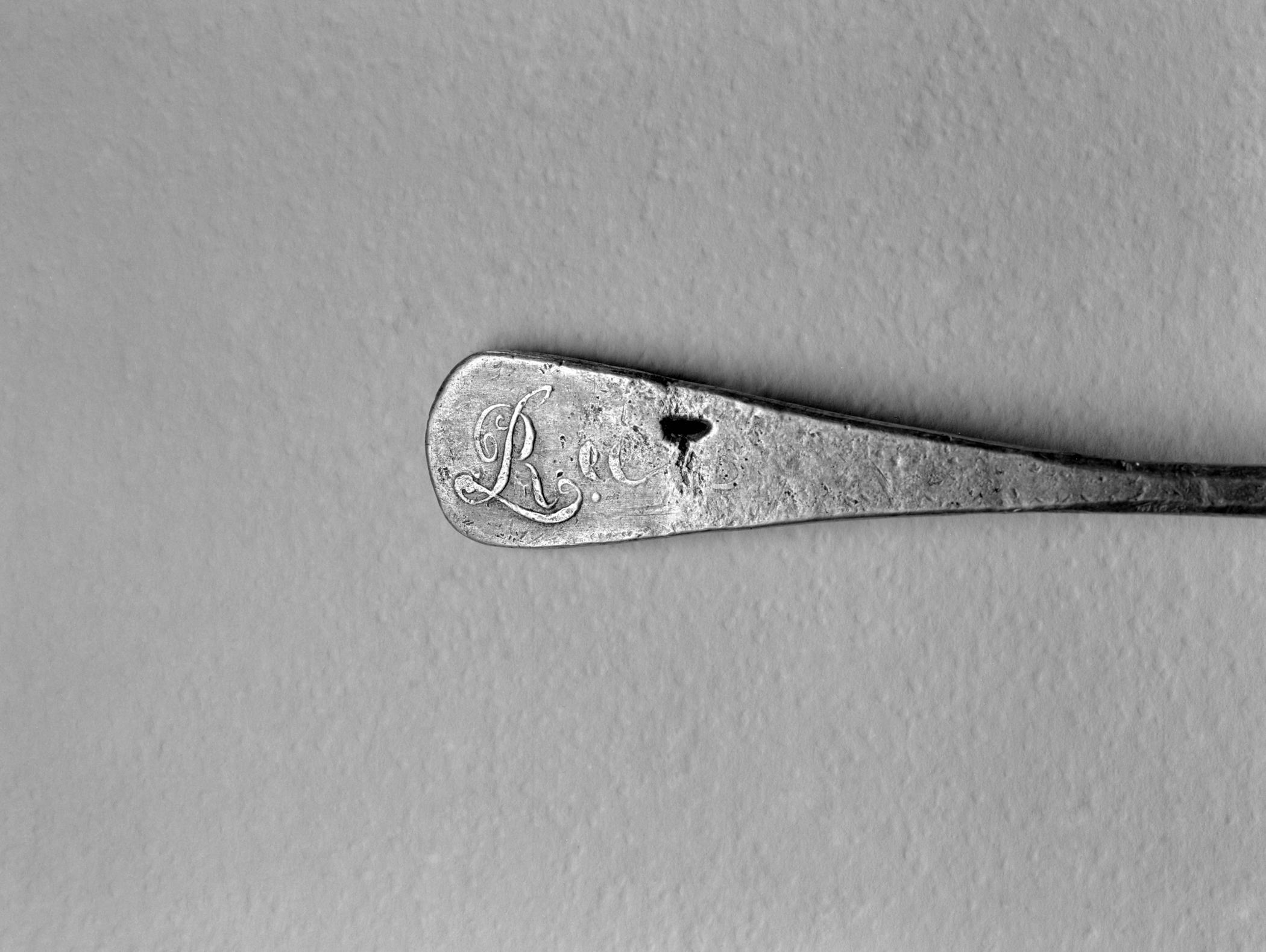 1956.0011.003 Pewter spoon (mark)
