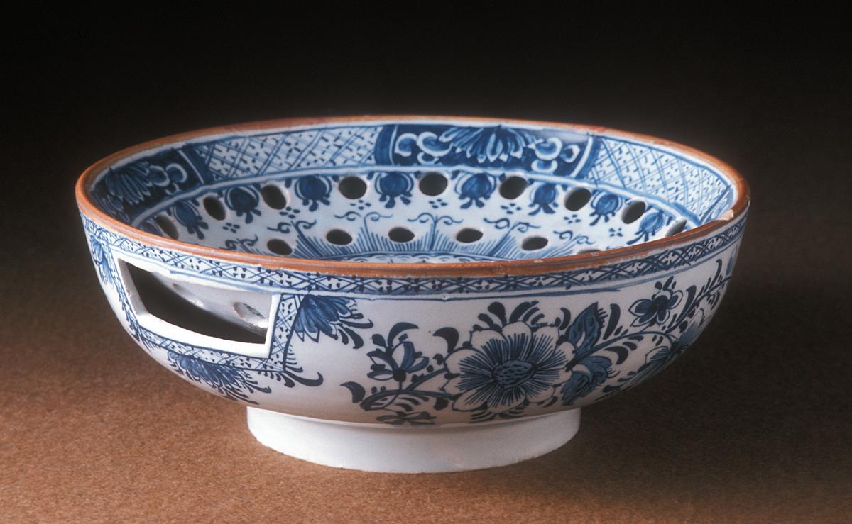 1965.1627 Colander bowl
