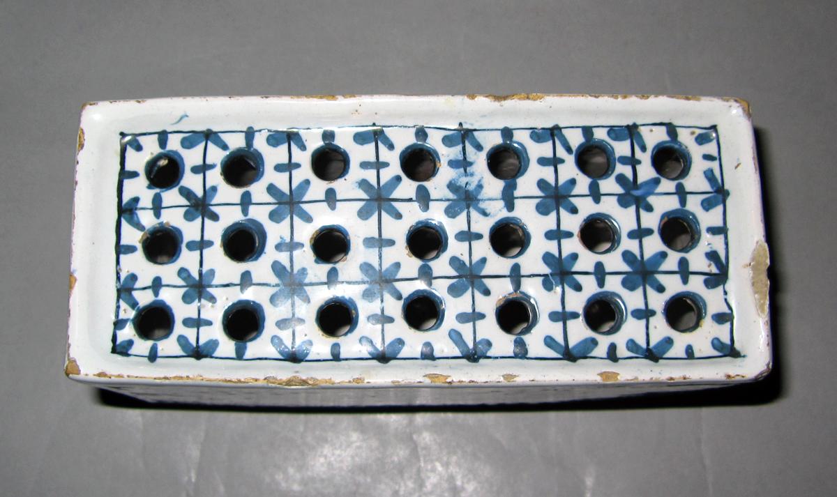 1965.1635 Delft flower container top