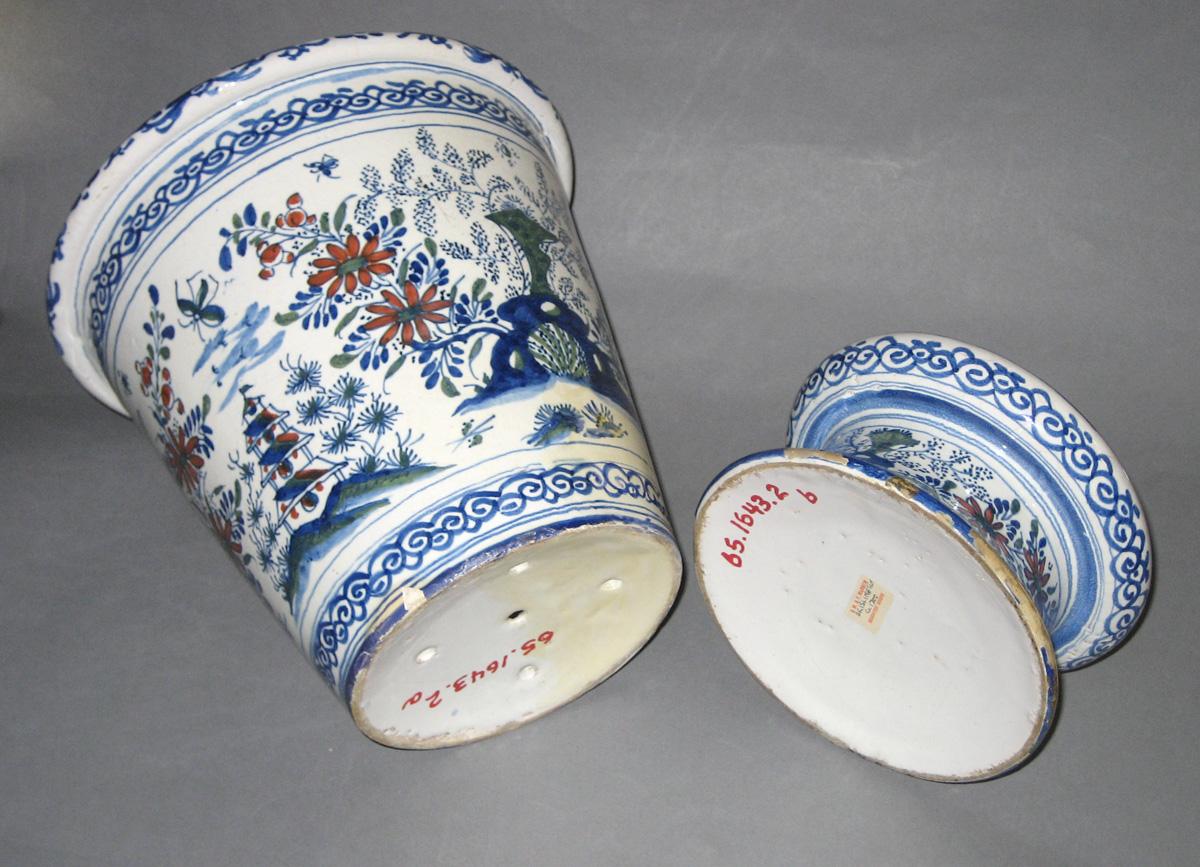1965.1643.002 A, B Delft flowerpot and stand bottom
