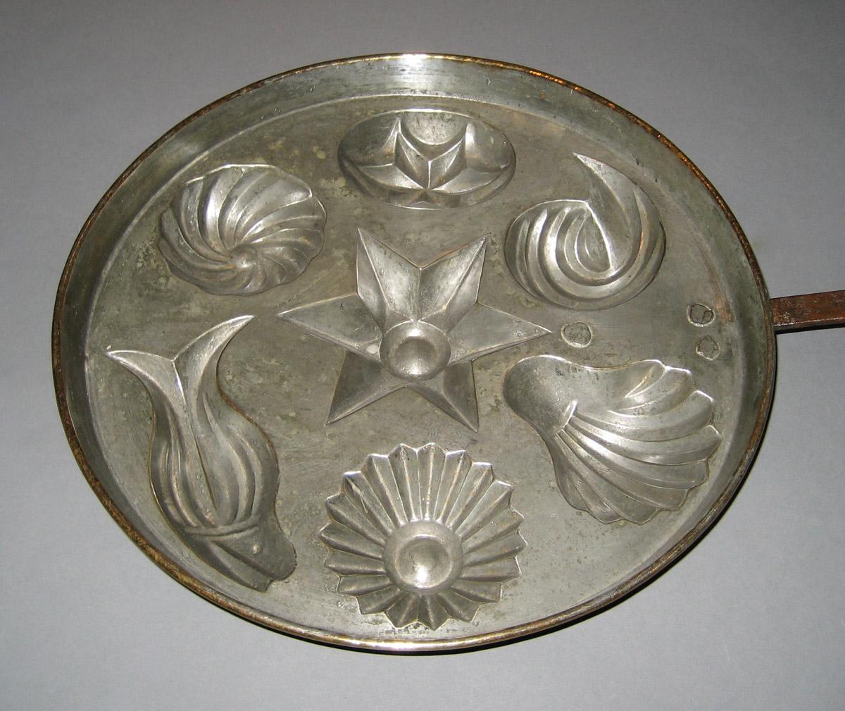 1965.1697 A, B Mold Pan and Lid (detail)