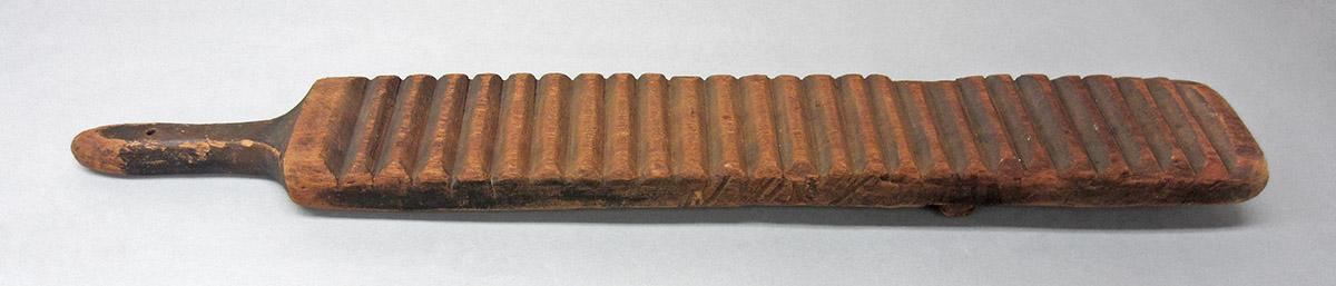 1965.1853, Scrubbing stick, angle