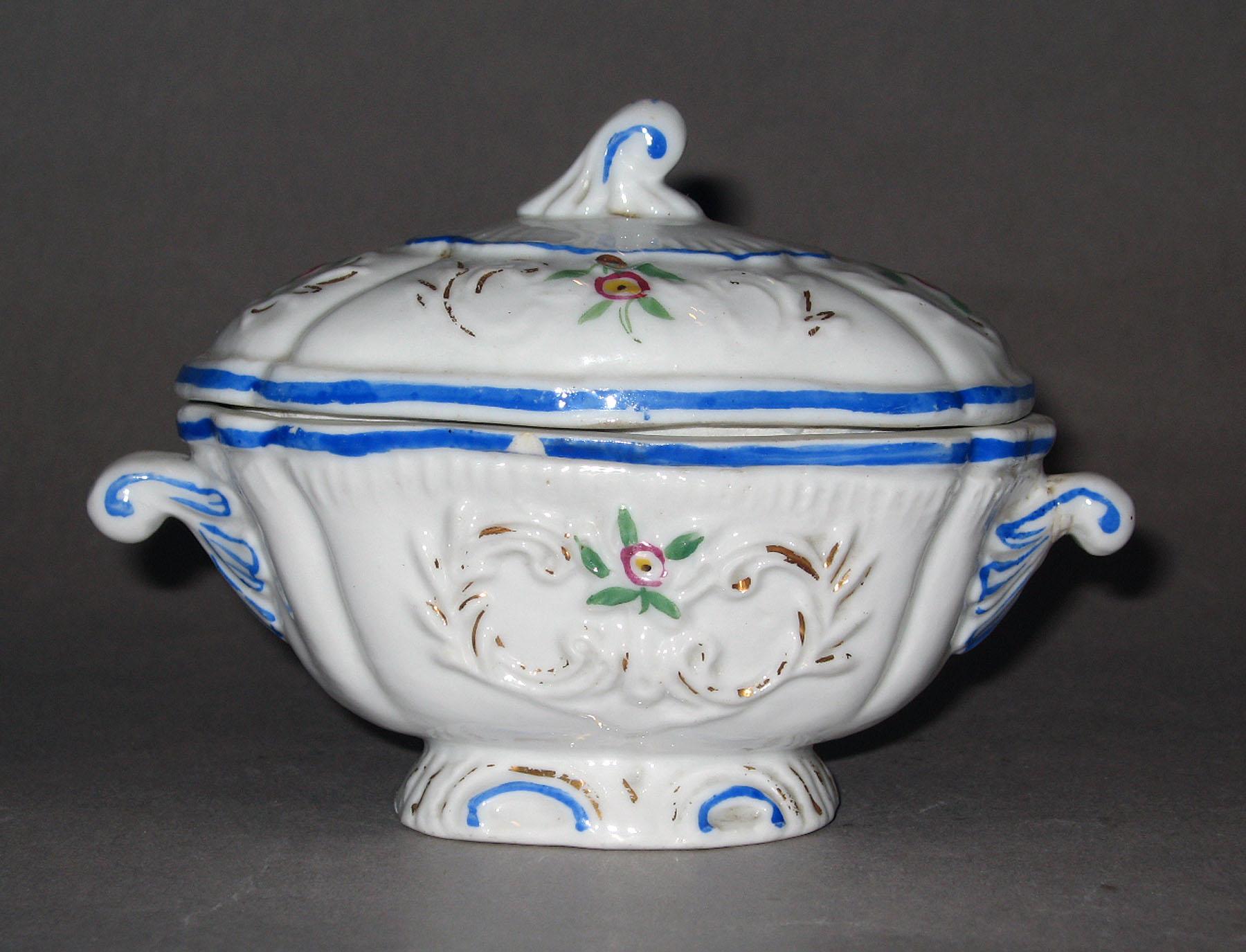 1965.1901 Porcelain tureen